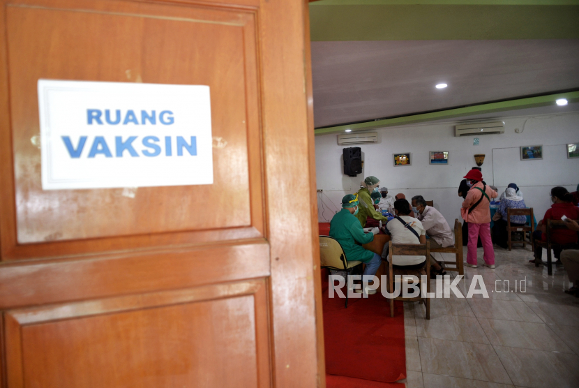 Warga kelompok lanjut usia (lansia) mengikuti vaksinasi masal di SMA Negeri 8 Jakarta, Tebet, Jakarta Selatan, Senin (1/3). Sebanyak 180 peserta lanjut usia dari 12 RW di Kelurahan Bukit Duri, Kecamatan Tebet disuntik vaksin covid-19 tahap pertama. Republika/Thoudy Badai
