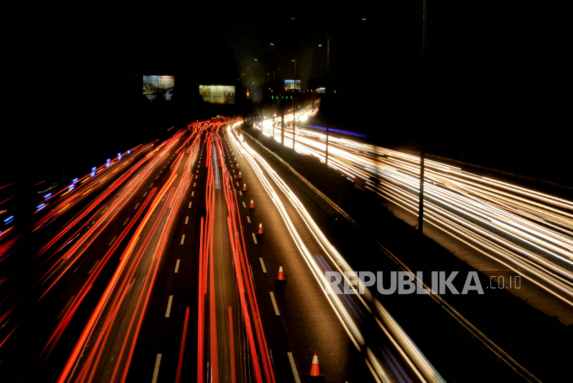 Pengendara mobil melintas di jalur contra flow dari arah Bogor menuju Jakarta, saat terjadi kepadatan di jalan tol Jagorawi, Jakarta Timur, Ahad (2/1).  Konsorsium PT Jasa Marga (Persero) Tbk memenangkan lelang pengusahaan jalan tol Gedebage-Tasikmalaya-Cilacap (Getaci) (ilustrasi). Proyek jalan tol sepanjang 206,65 kilometer ini memiliki nilai investasi sebesar Rp 56,2 triliun.  