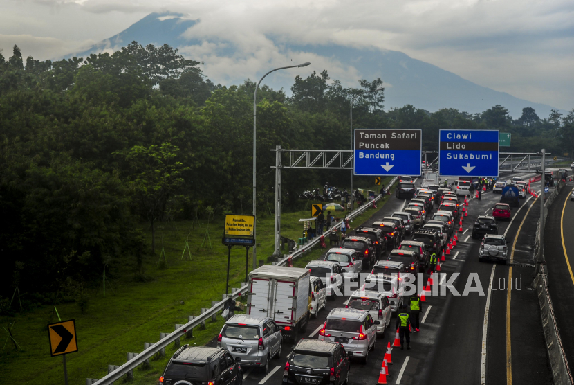 Sejumlah kendaraan mengantre di akses keluar Tol Jagorawi, Gadog, Kabupaten Bogor, Jawa Barat (akhir pekan lalu). PT Jasa Marga mencatat, 347.733 kendaraan bertolak menuju Jakarta selama dua hari arus balik libur panjang akhir pekan lalu.