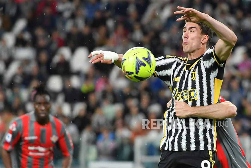 Pemain Juventus Dusan Vlahovic mengontrol bola dengan dada pada pertandingan sepak bola Serie A Italia Juventus FC vs Cremonese AS di Stadion Allianz di Turin, Italia, Senin (15/5/2023) dini hari WIB.