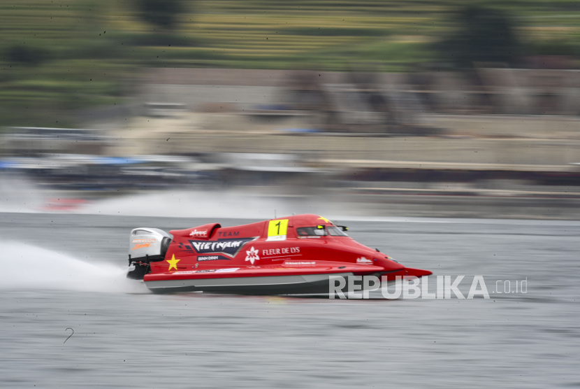 Pembalap dari tim Binh Dinh Vietnam Jonas Andersson memacu kecepatan saat mengikuti sesi Sprint Race 1 F1 Powerboat (F1H2O) 2024 di Danau Toba, Balige, Sumatera Utara, Sabtu (2/3/2024). 