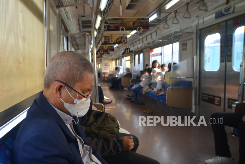 Penumpang saat naik gerbong kereta rel listrik (KRL) Commuterline Jabodetabek. Selain KRL Bogor-Jakarta Kota, LRT Jabodebek juga mengalami gangguan tadi pagi.