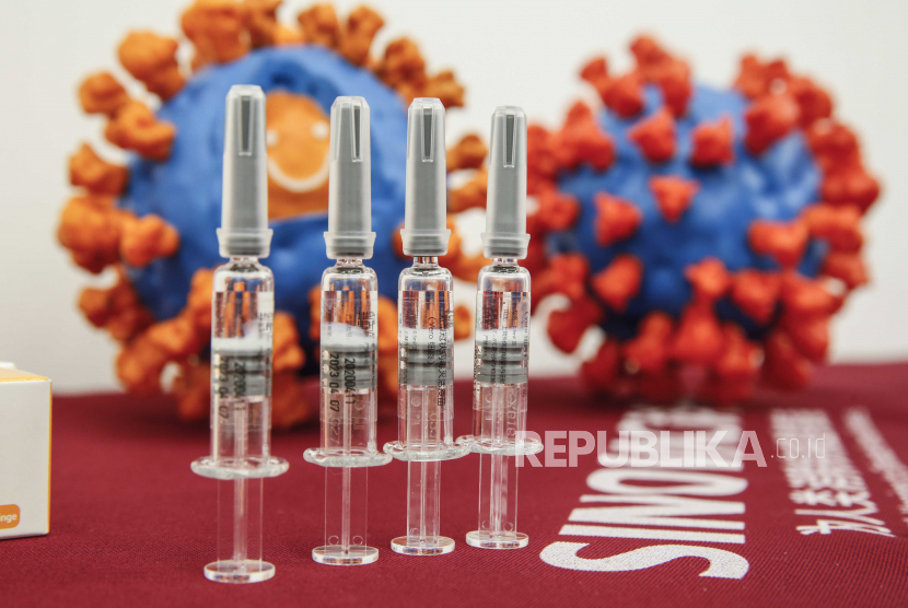 Kandidat vaksin COVID-19 Sinovac, CoronaVac ditampilkan di Sinovac Biotech selama kunjungan media yang diselenggarakan pemerintah di Beijing, China, 24 September 2020. Sinovac adalah pembuat vaksin China yang mengembangkan kandidat vaksin COVID-19 yang disebut CoronaVac.