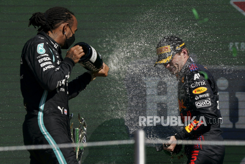 Pembalap Red Bull Max Verstappen, kanan, merayakan kemenangannya di posisi pertama dengan posisi kedua Mercedes