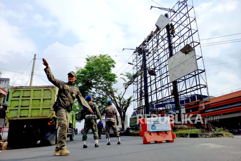 Petugas Satuan Polisi Pamong Praja (Satpol PP) Provinsi Jawa Barat membongkar papan reklame di median Jalan Gubernur Sewaka, Kecamatan Mangkubumi, Kota Tasikmalaya, Jawa Barat, Kamis (3/8/2023). 