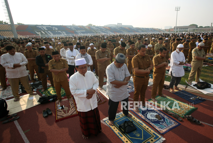 Umat muslim melaksanakan sholat di Lapangan Benteng Reborn, Tangerang, Banten.