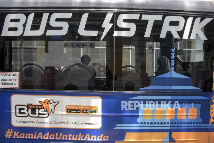 Penumpang berada di dalam bus listrik Trans Metro Pasundan di Terminal Leuwipanjang, Bandung, Jawa Barat, Kamis (9/11/2023). 