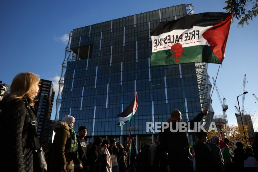Ribuan peserta demo Palestina saat  aksi unjuk rasa di pusat kota London, Inggris, Sabtu (11/11/2023).