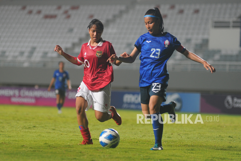 Pesepak bola Timnas U-18 Wanita Indonesia Sheva Imut Furyzcha (kiri).
