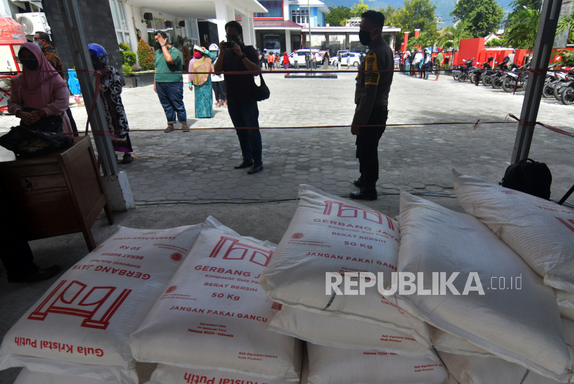 Warga antre untuk membeli gula pada operasi pasar yang digelar di Palu, Sulawesi Tengah, Selasa (28/4). Kementerian Perdagangan (Kemendag) menyatakan saat ini tren harga gula di pasar tradisional sudah mengalami penurunan. Hal itu karena, pendistribusian gula sudah mulai berjalan normal.