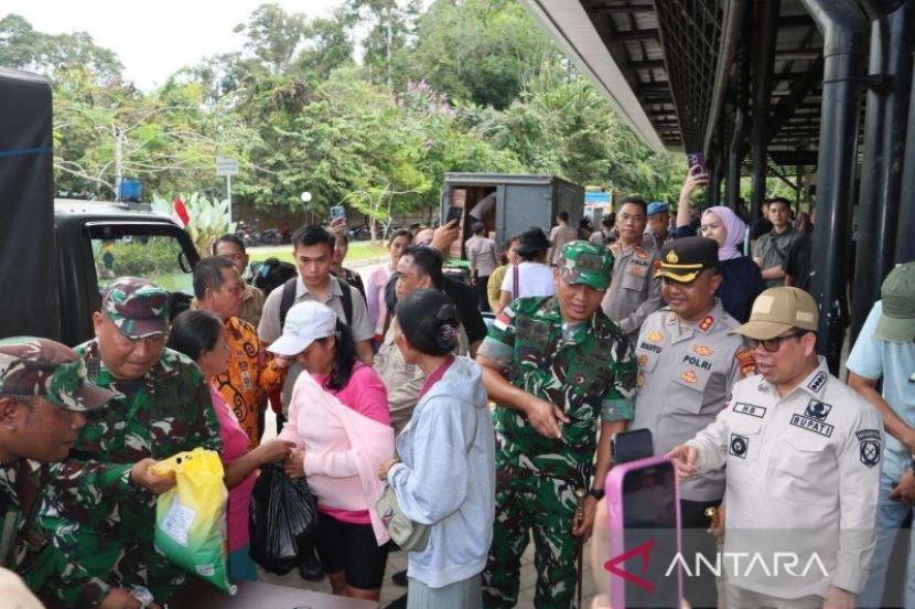 Polres Sambas gelar operasi pasar murah di perbatasan negara.