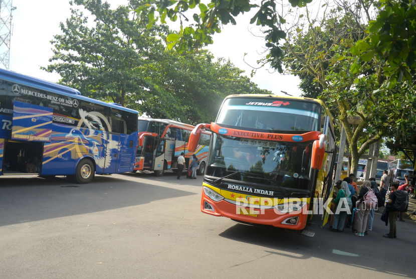 Pemudik antre memasukkan tas ke bagasi bus di Terminal Bus Jombor, Sleman, Yogyakarta, Senin (17/4/2023). Sejak H-6 atau Sabtu (15/4/2023) hingga kemarin sebanyak 3 ribu pemudik berangkat dari Terminal Bus Jombor menuju Jakarta dan Sumatera. Menurut petugas puncak arus mudik di Terminal Bus Jombor terjadi pada Sabtu (15/4/2023) kemaren dengan pemberangkatan mencapai 1300an pemudik.