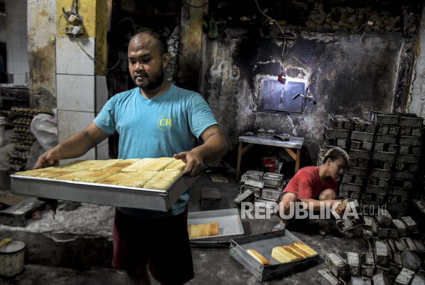 Pekerja membawa roti tawar di Pabrik Roti Cari Rasa, Jalan Kosambi, Sumur Bandung, Kota Bandung, Rabu (6/7/2022). Pabrik roti Cari Rasa merupakan salah satu pabrik roti tertua di Kota Bandung yang berdiri sejak tahun 1960. Pabrik roti legendaris tersebut dapat memproduksi sekitar 3.300 roti tawar per hari dan dijual dengan harga Rp5 ribu hingga Rp 12 ribu per buah. Islam Mewajibkan Umatnya Bekerja