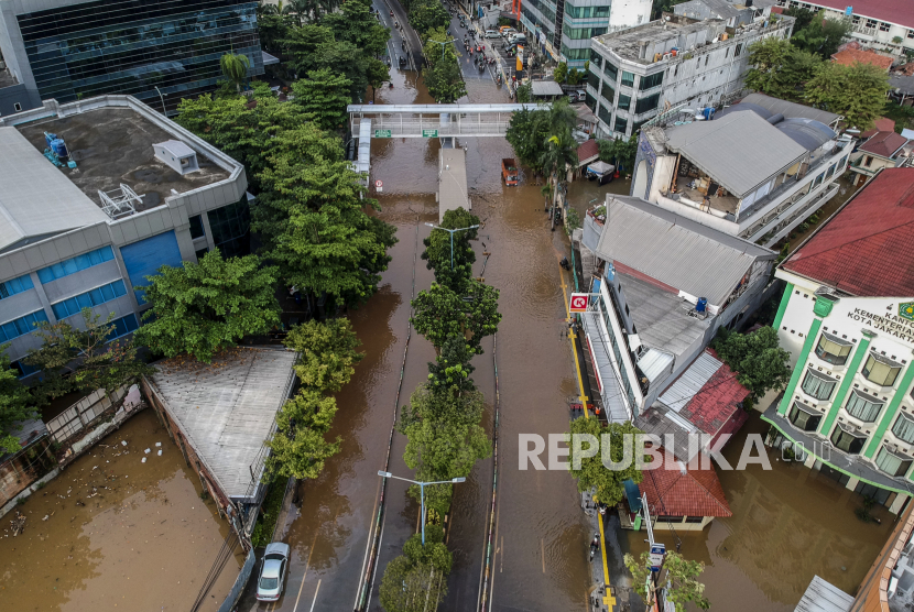 Suasana Jalan Warung Buncit Raya yang terendam banjir di Jakarta, Sabtu (20/2). Intensitas hujan yang tinggi menyebabkan banjir di sejumlah wilayah Jakarta serta menyebabkan sebagian ruas jalan tidak dapat dilewati kendaraan. Republika/Putra M. Akbar
