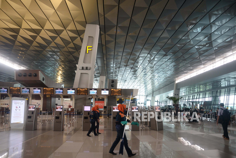 Sejumlah calon penumpang menuggu jam keberangkatan di Terminal 3 Bandara Soekarno Hatta, Tangerang, Banten. Setelah adanya maskapai yang beroperasi tidak sesuai dengan anjuran pemerintah, saat ini pembatasan jumlah penumpang pesawat diperketat.