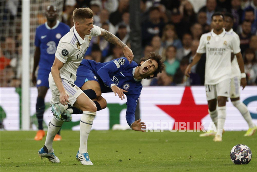 Gelandang Real Madrid Toni Kroos (kiri) berebut bola dengan striker Chelsea Joao felix (kanan) pada pertandingan leg pertama perempat final Liga Champions UEFA antara Real Madrid dan Chelsea FC, di Madrid, Spanyol, Kamis (124/2023).