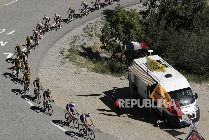  Peloton sedang dalam perjalanan selama tahap ke-4 dari edisi ke-107 balap sepeda Tour de France sepanjang 160,5 km dari Sisteron ke Orcieres-Merlette, Prancis, 01 September 2020.
