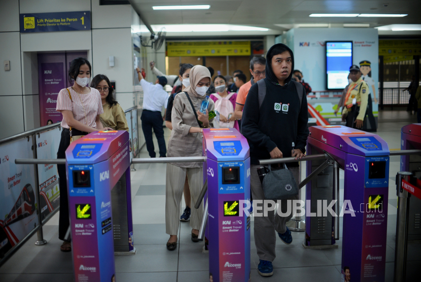 Warga melakukan pembayaran melalui uang elektronik saat akan menaiki moda transportasi Light Rail Transit (LRT) Jakarta Bogor Depok Bekasi (Jabodebek), Selasa (29/8/2023) sore. Presiden RI Joko Widodo telah meresmikan LRT Jabodebek di Stasiun Cawang pada Senin (28/8/) kemarin, LRT ini menghubungkan wilayah Cibubur hingga Bekasi ke Jakarta Pusat yang terdiri dari 18 stasiun. Tarif LRT Jabodebek diberlakukan promo berupa diskon sebesar 78% yang diwujudkan dalam tarif flat sebesar Rp 5.000 untuk seluruh lintas pelayanan, sejak diresmikan sampai dengan akhir bulan September 2023.