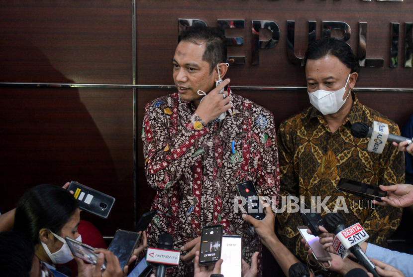 Komisioner Komnas HAM Choirul Anam (kanan) bersama Wakil Ketua KPK Nurul Ghufron (kiri) menyampaikan keterangan pers di Gedung Komnas HAM, Jakarta, Kamis (17/6).