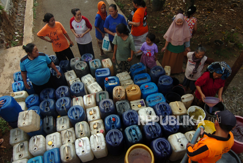 Sejumlah warga antre untuk mendapatkan jatah saat penyaluran air bersih di Desa Tamansari, Kabupaten Tegal, Jawa Tengah, Rabu (14/6/2023). Badan Penanggulangan Bencana Daerah (BPBD) Kabupaten Tegal membagikan sebanyak 24.000 liter air bersih di dua desa yang kesulitan air bersih sejak musim kemarau satu bulan terakhir yakni Desa Tamansari dan Desa Kedung Kelor. 