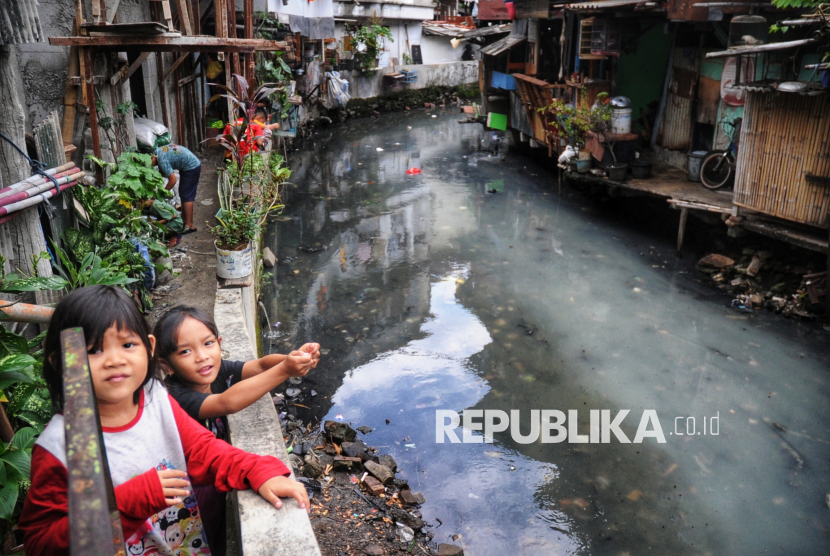 Anak -anak bermain di permukiman padat penduduk di kawasan Kebon Melati, Jakarta, Ahad (15/6/2025). Data terakhir Bank Dunia menyebutkan angka kemiskinan di Indonesia melonjak drastis hingga menyentuh angka 194,6 juta jiwa sesuai hitungan baru Bank Dunia pada Juni 2025. Namun, angka ini nampak jauh berbeda dengan hitungan kemiskinan yang terakhir kali dirilis BPS. Tingkat kemiskinan Indonesia per September 2024, dalam rilisan BPS, hanya sebesar 8,57% atau sekitar 24,06 juta jiwa.