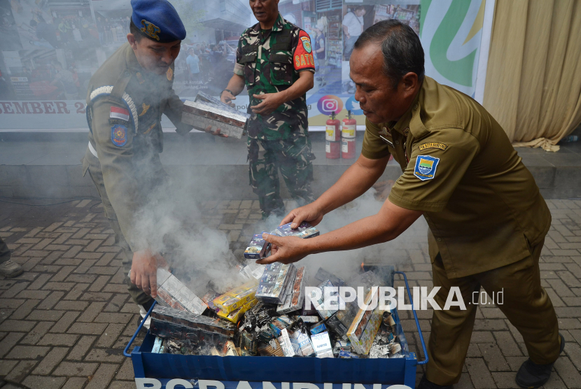 Ilustrasi pemusnahan minuman beralkohol.