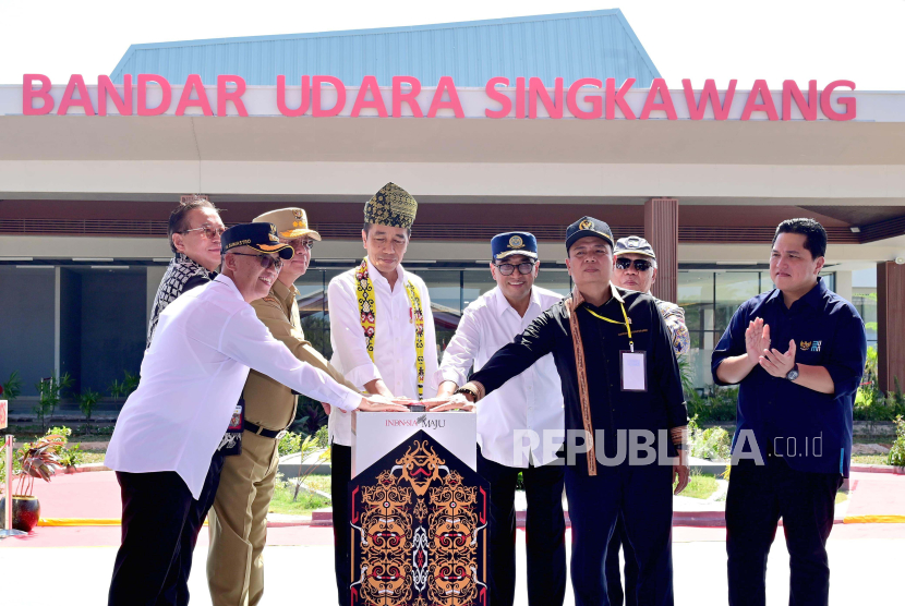 Presiden Joko Widodo (Jokowi) saat meresmikan pengoperasian Bandara Singkawang di Kota Singkawang, Kalimantan Barat, Rabu (20/3/2024).