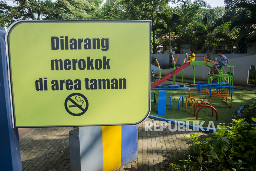 Sejumlah anak  bermain di kawasan tanpa rokok Taman Tongkeng, Bandung, Jawa Barat, Rabu (5/1/2022). Studi menemuka 25 persen pendapatan anak jalan digunakan untuk membeli rokok.
