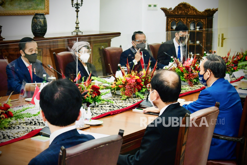 Presiden Joko Widodo (kiri) melakukan pertemuan dengan Perdana Menteri Jepang Yoshihide Suga (kanan) saat menerima kunjungan kenegaraan di Istana Bogor, Jawa Barat, Selasa (20/10/2020). Kunjungan kenegaraan tersebut dalam rangka meningkatkan hubungan bilateral antar kedua negara. 