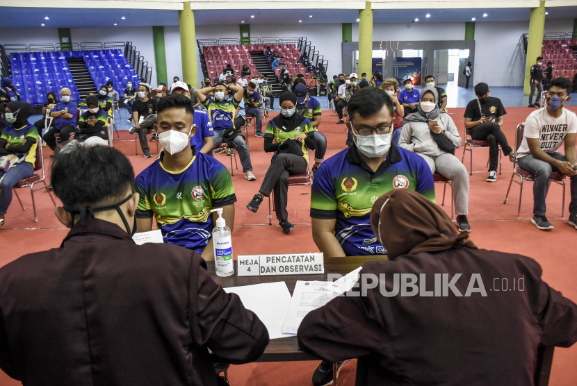 Sejumlah atlet dan ofisial dari berbagai cabang olahraga menjalani tahap observasi usai disuntik vaksin Covid-19 di Sport Jabar Arcamanik, Jalan Pacuan Kuda, Kota Bandung, Senin (5/4). Sedikitnya 800 atlet dan ofisial Jawa Barat yang akan berlaga dalam Pekan Olahraga Nasional (PON) XX Papua menerima suntikan vaksin Covid-19 dosis pertama. Foto: Republika/Abdan Syakura