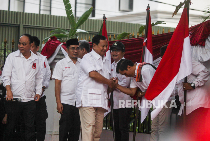 Ketua Umum Partai Gerindra, Prabowo Subianto (tengah) bersama Ketua DPP Projo Budi Arie Setiadi (kiri) menyalami relawan saat melakukan deklarasi dukungan di Jakarta, Sabtu (14/10/2023). Kelompok relawan Projo mendeklarasikan dukungannya terhadap bakal calon presiden dari Koalisi Indonesia Maju Prabowo Subianto untuk bertarung pada Pemilihan Presiden (Pilpres) 2024.