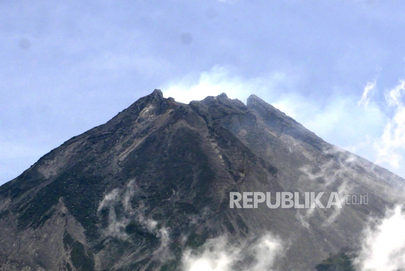 Gunung Merapi terlihat dari Pos Pemantauan Gunung Merapi Babadan, Magelang, 