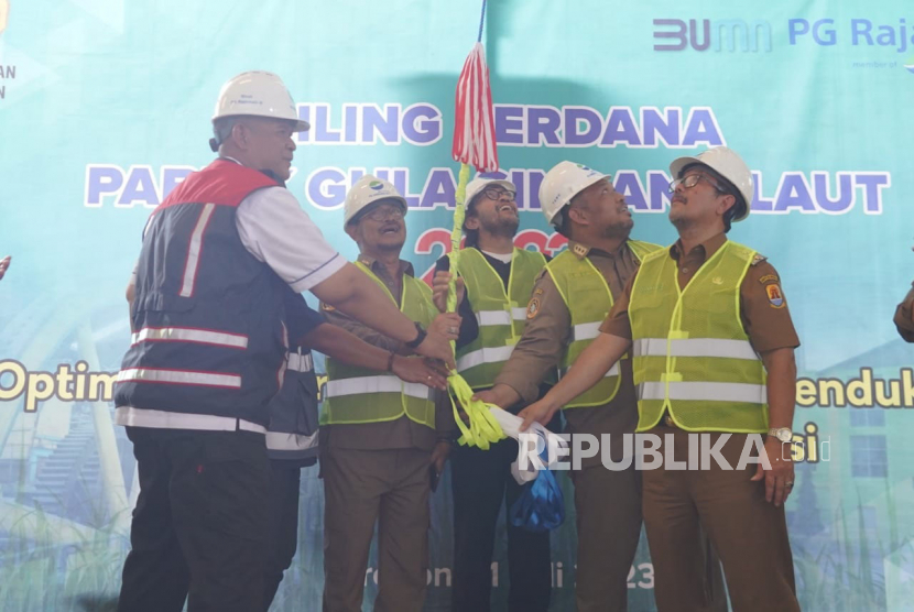 Menteri Pertanian Syahrul Yasin Limpo (Mentan SYL) membuka sekaligus meninjau proses penggilingan perdana gula konsumsi di PG Sindanglaut, Kabupaten Cirebon, Selasa (11/7/2023).