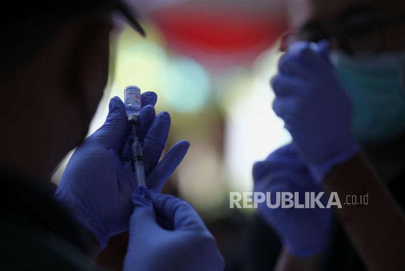 Petugas kesehatan menyiapkan vaksin COVID-19 lanjutan saat vaksinasi massal gratis Hari Bhayangkara ke-77 di Surabaya, Jawa Timur, Kamis (22/6/2023). Pemerintah mencabut status pandemi COVID-19 mulai 21 Juni 2023 dan Indonesia akan memasuki masa endemi COVID-19.