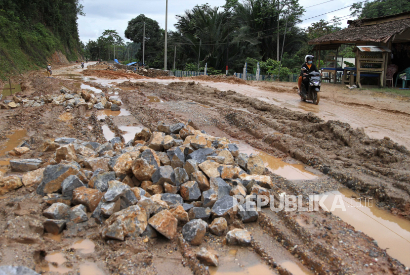 Pengendara melewati jalan Trans Sulawesi di Kecamatan Morosi, Konawe, Sulawesi Tenggara, Jumat (17/7). Jalan Trans Sulawesi penghubung antara Sulawesi Tenggara dan Sulawesi Tengah tersebut rusak akibat banjir luapan Sungai Konaweha. 