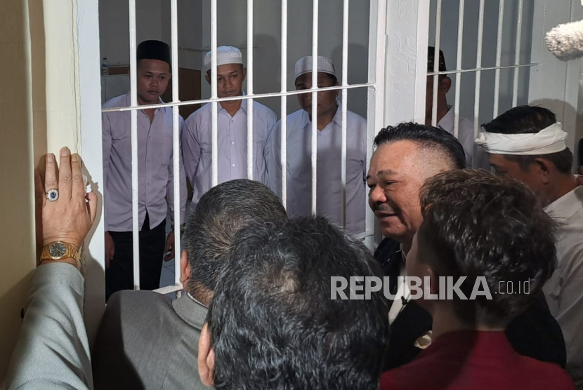 Ketua Peradi, Otto Hasibuan, saat menemui enam terpidana kasus Vina di Ruang Tahanan PN Cirebon