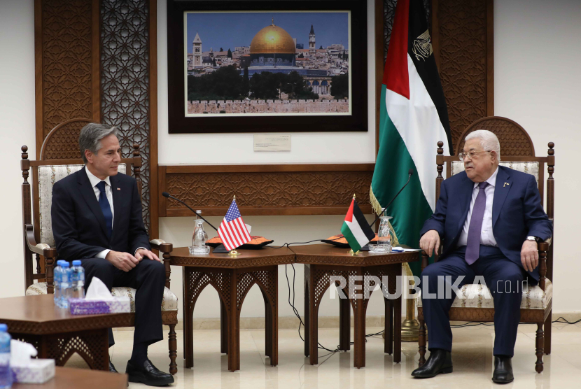 Menteri Luar Negeri AS Antony Blinken (Kiri) bertemu dengan Presiden Palestina Mahmoud Abbas (kanan) di kota Ramallah, Tepi Barat, 5 November 2023. 