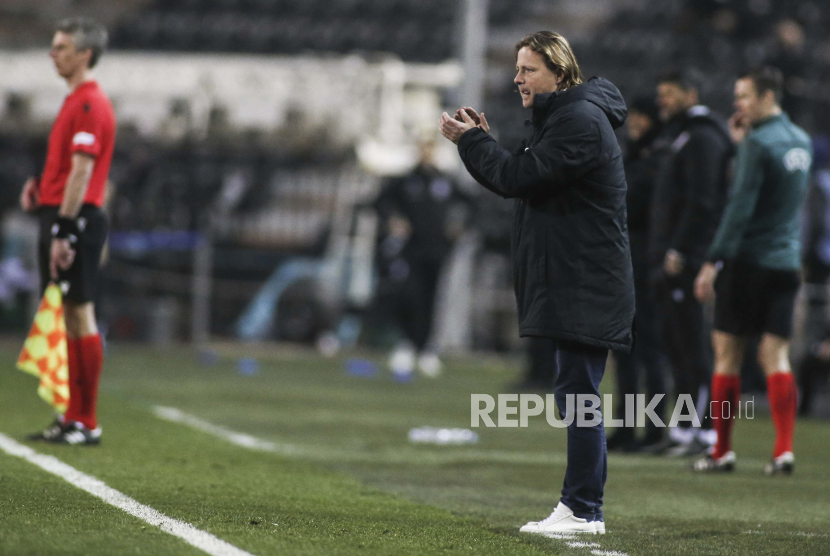 Pelatih Midtjylland Bo Henriksen memberi isyarat selama Liga Konferensi Eropa, play-off, leg kedua, pertandingan sepak bola antara PAOK dan FC Midtjylland di Toumba, di kota pelabuhan utara Thessaloniki, Yunani, Kamis, 24 Februari 2022.