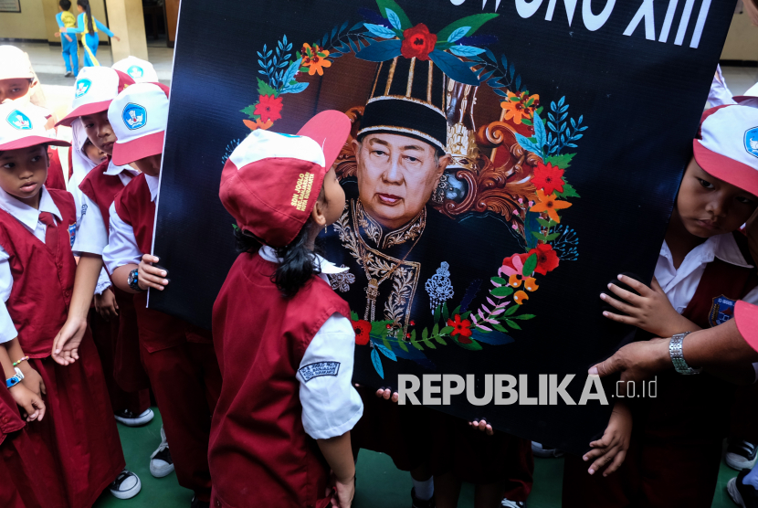 Puluhan Pelajar SD di Solo Gelar Doa Bersama untuk Pakubuwono XIII