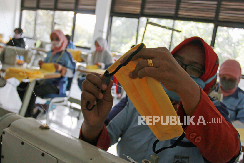 Sejumlah warga melakukan proses pembuatan masker berbahan kain di Balai Latihan Kerja (BLK) Larangan, Tangerang, Banten, Selasa (7/4/2020). Pemerintah Kota Tangerang memanfaatkan BLK yang ada di Kota Tangerang serta memperdayakan warga sekitar untuk memproduksi ribuan masker kain yang nantinya akan dibagikan secara Gratis untuk masyarakat Tangerang