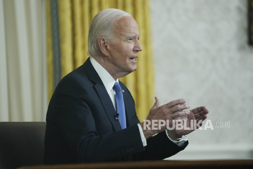 Presiden Joe Biden menyampikan pidato nasional dari Ruang Oval Gedung Putih, Washington, AS Rabu (24/7/2024). 