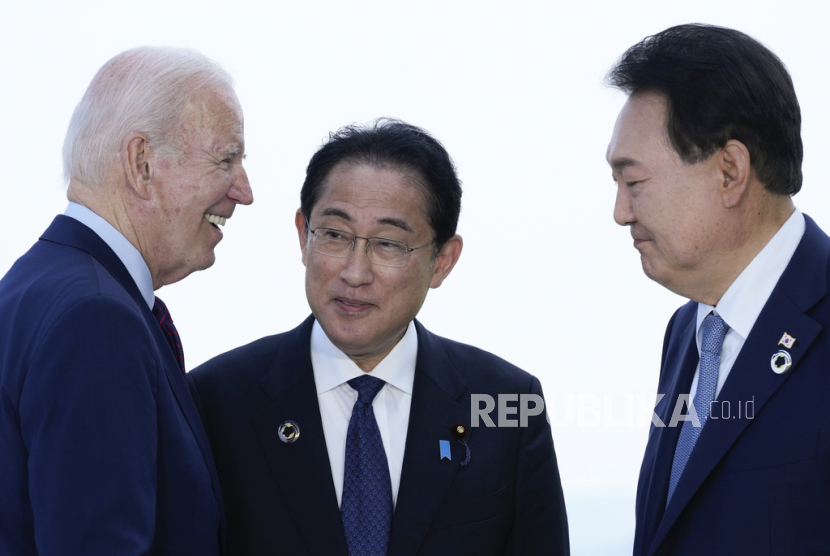  Presiden Joe Biden (kiri) berbicara dengan Perdana Menteri Jepang Fumio Kishida dan Presiden Korea Selatan Yoon Suk Yeo l(kanan) menjelang pertemuan trilateral di sela-sela KTT G7 di Hiroshima, Jepang,Ahad (21/5/2023) 