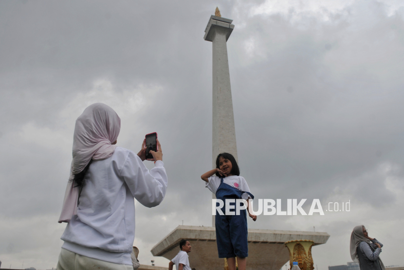 Warga berwisata di kawasan Monumen Nasional (Monas), Jakarta, Selasa (28/1/2025). 