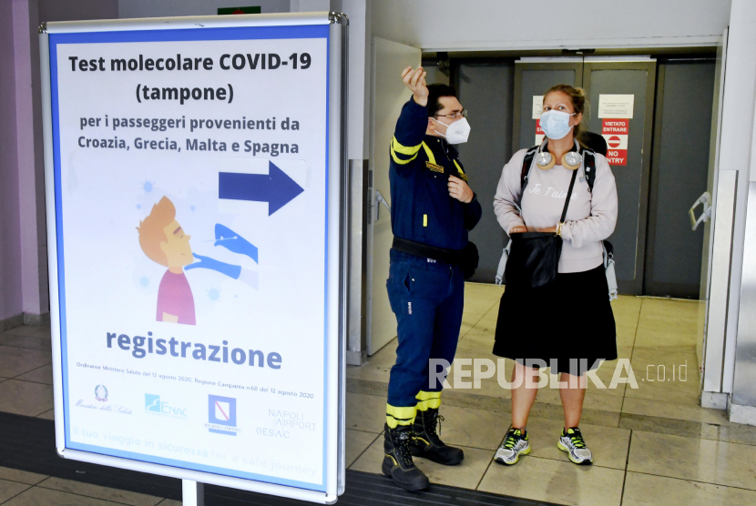 Penumpang diminta untuk mendaftar untuk tes usap wajib di area kedatangan Bandara Internasional Capodichino Napoli, di Naples, Italia, 28 September 2020. Eropa kembali menjadi pusat penyebaran wabah. Saat ini Eropa melaporkan satu juta infeksi baru setiap sembilan hari. 