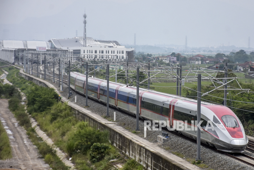 Rangkaian Kereta Cepat Jakarta Bandung (KCJB) melaju saat uji coba di Stasiun Tegalluar, Kabupaten Bandung, Jawa Barat, Rabu (9/11/2022).