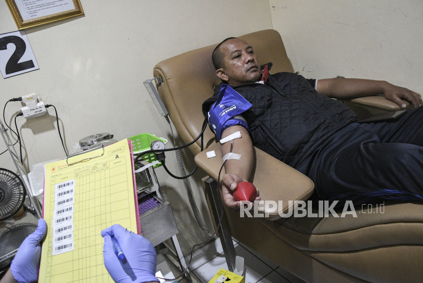 Petugas PMI (Palang Merah Indonesia) mencatat data warga yang mendonorkan darahnya di Bekasi, Jawa Barat. 