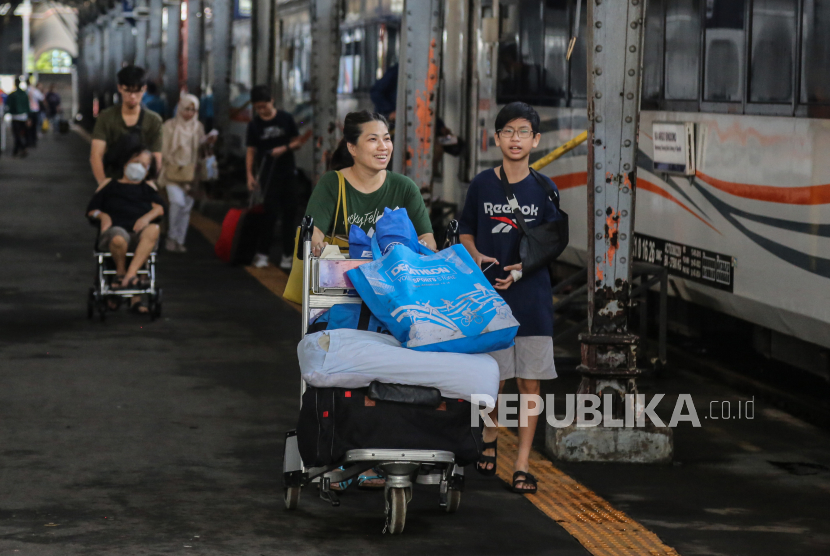 Sejumlah penumpang berjalan menuju gerbong Kereta Api Sindoro setibanya di Stasiun Tawang, Semarang, Jawa Tengah, Sabtu (30/12/2023). 