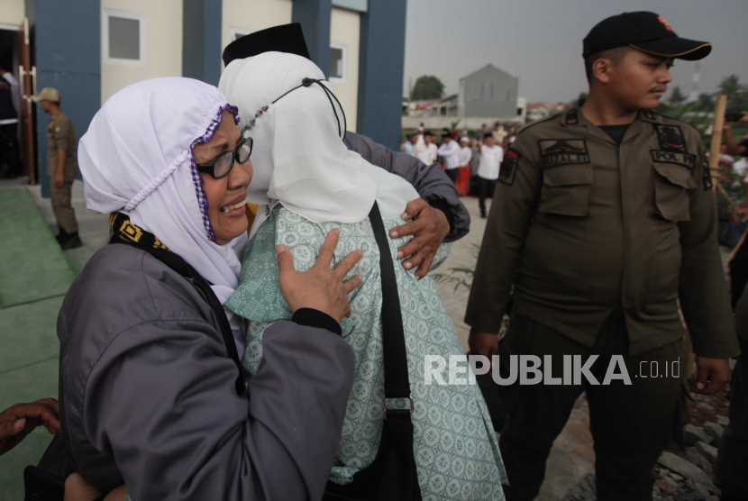 Jamaah haji berpelukan dengan keluarganya saat tiba di Asrama Haji Kota Tangerang, Banten, Rabu (5/7/2023). Sebanyak 391 jamaah haji kloter pertama Tangerang tiba kembali di tanah air usai menunaikan ibadah haji.