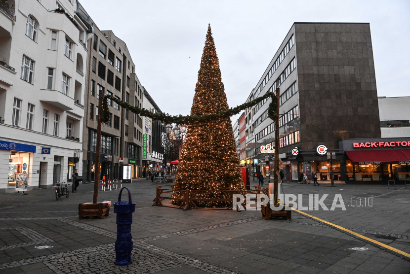  Pemandangan pohon Natal di jalan perbelanjaan utama yang hampir kosong di Wilmersdorfer Street di Berlin, Jerman, 16 Desember 2020. Karena jumlah kasus penyakit COVID-19 yang disebabkan oleh virus corona SARS-CoV-2 masih meningkat di seluruh Jerman, pemerintah telah memberlakukan penguncian paksa kedua dengan bisnis tutup dari 16 Desember hingga 10 Januari 2021.
