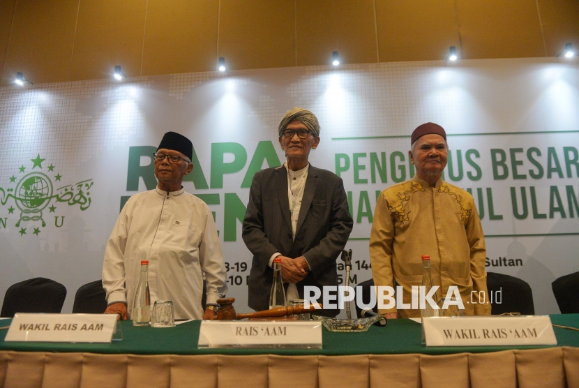 Rais Aam PBNU KH Miftachul Akhyar (tengah) bersama Wakil Rais Aam KH Anwar Iskandar (kiri) dan Wakil Rais Aam KH Afifuddin Muhajir (kanan) menghadiri Rapat Pleno PBNU di Hotel Sultan, Jakarta, Selasa (9/12/2025). 